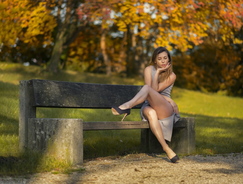 Голая на скамейке в парке
