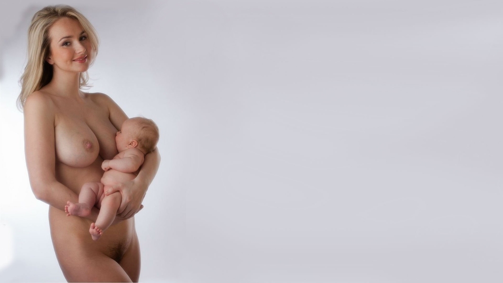 Голая женщина с младенцем