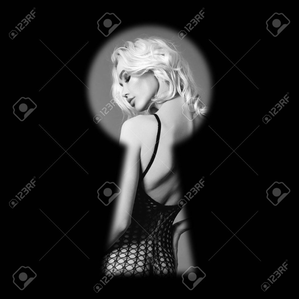 Девушка в замочной скважине