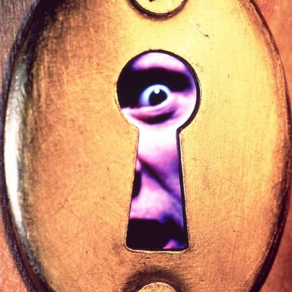 Через замочную скважину