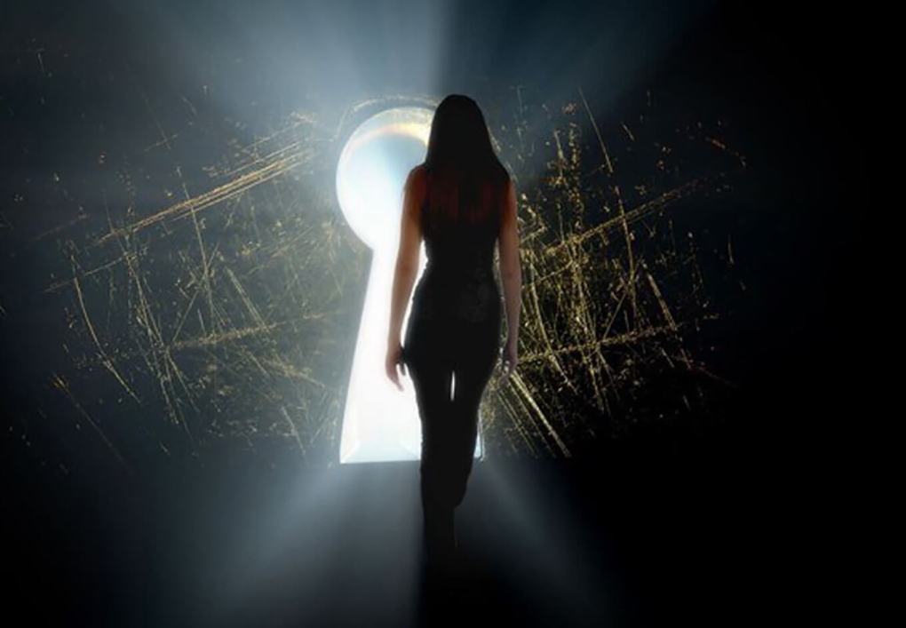 Девушка в замочной скважине