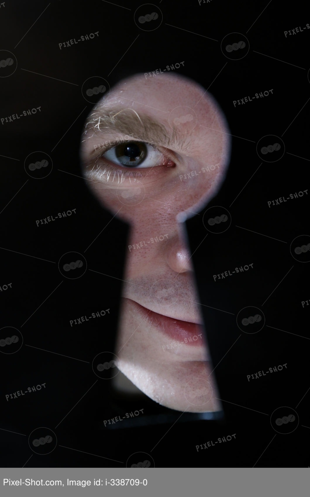 Блондинка в белье в примерочной