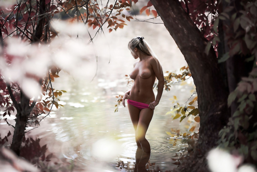 Фотосессия в стиле ню на природе