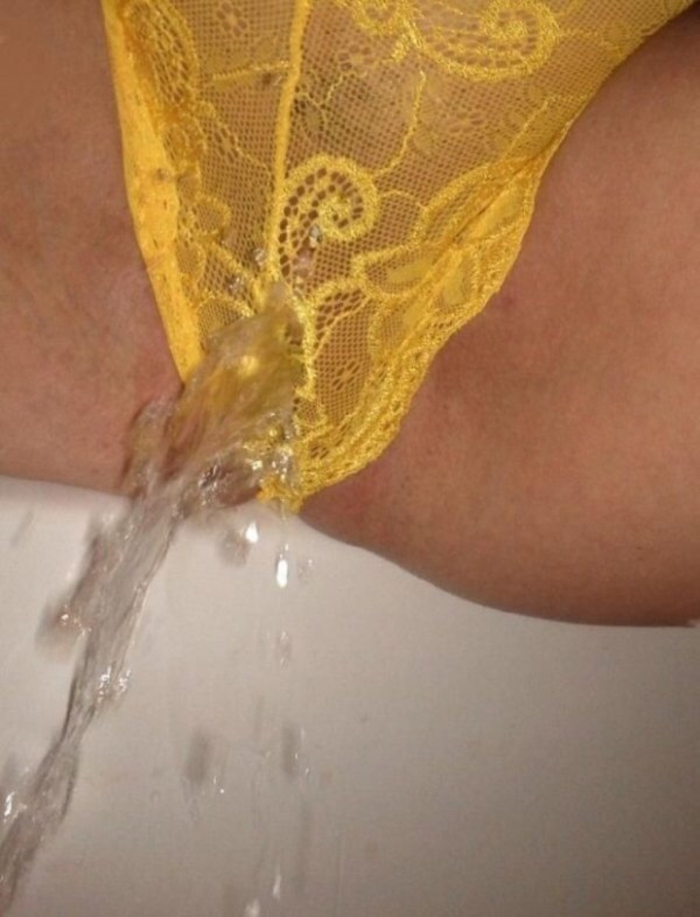 Женский писсинг в трусики