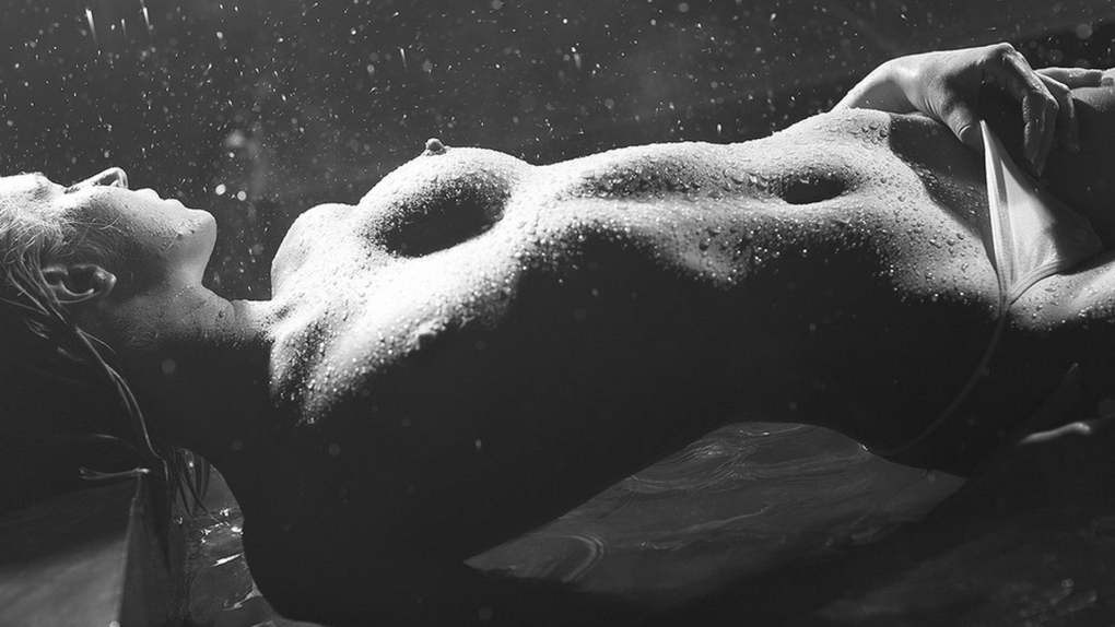 Голые сиськи под дождем