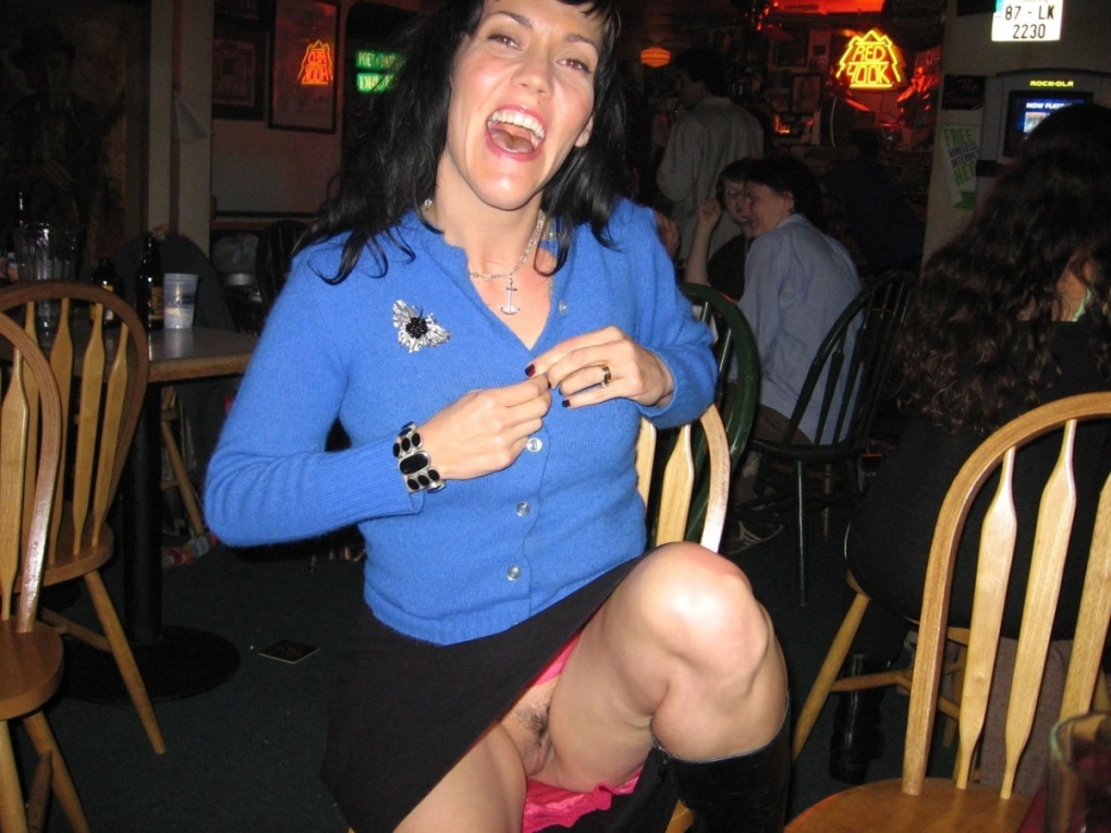 Девушки раздеваются в клубе