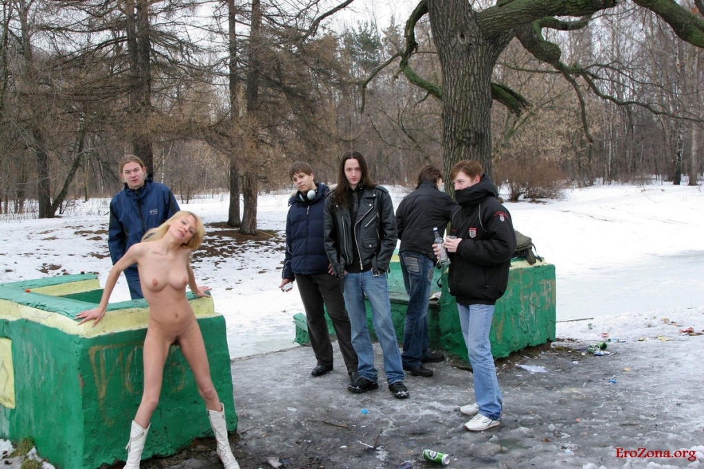 Жена разделась при людях