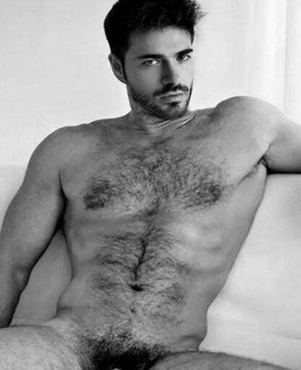 Голый волосатый парень в цветах