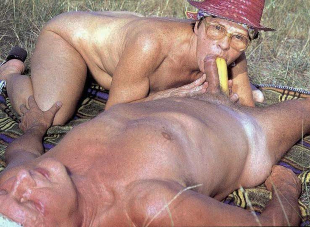 Выебал старуху на пляже