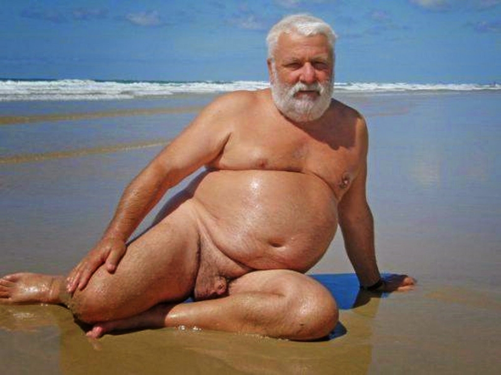 Голые пожилые пары на пляже