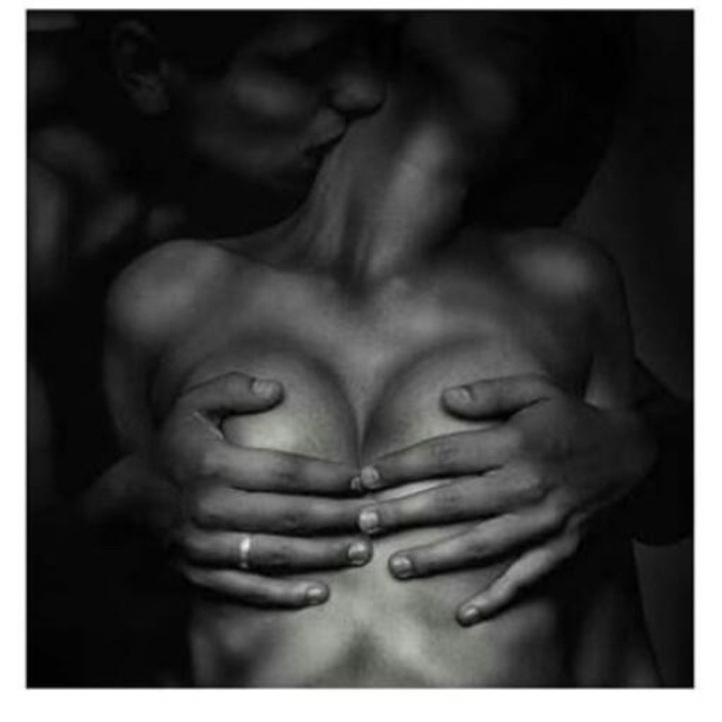 Мужская рука на женской груди