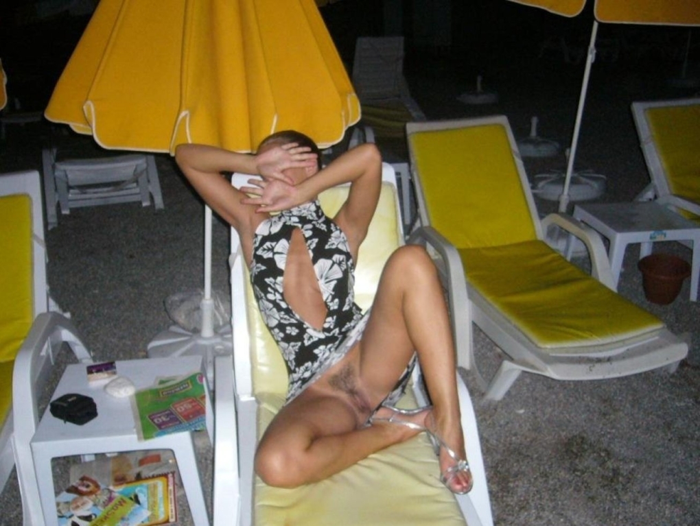 Жена без трусиков на отдыхе