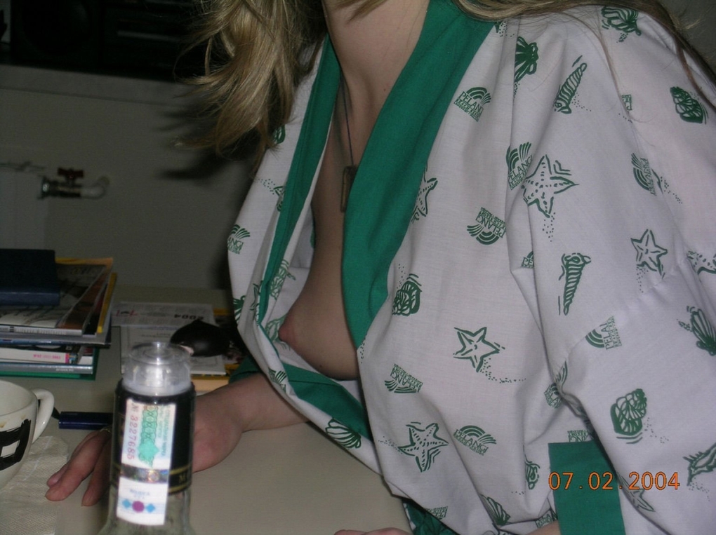 Титьки видно из под халата