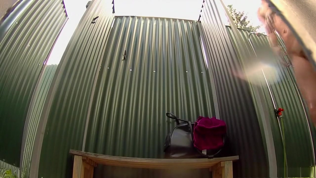 Девушки в пляжных кабинках