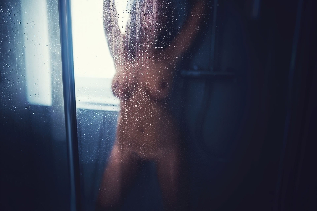 Девки переодеваются на пляже