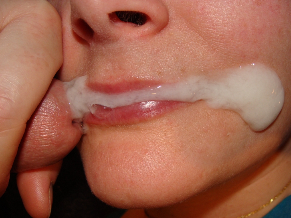 Капелька кончи на губах