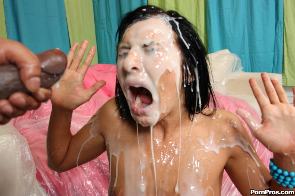 Голые азиатки кончают на лицо