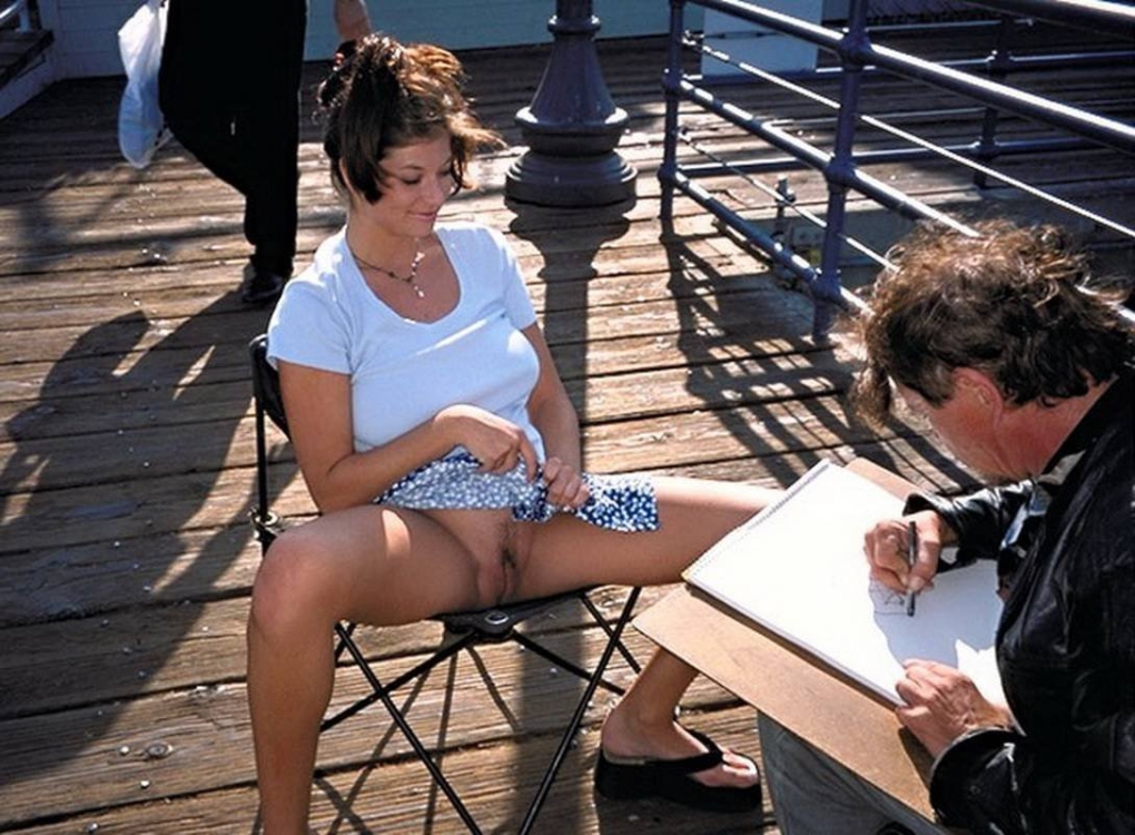 Под юбкой без трусиков с анальной пробкой