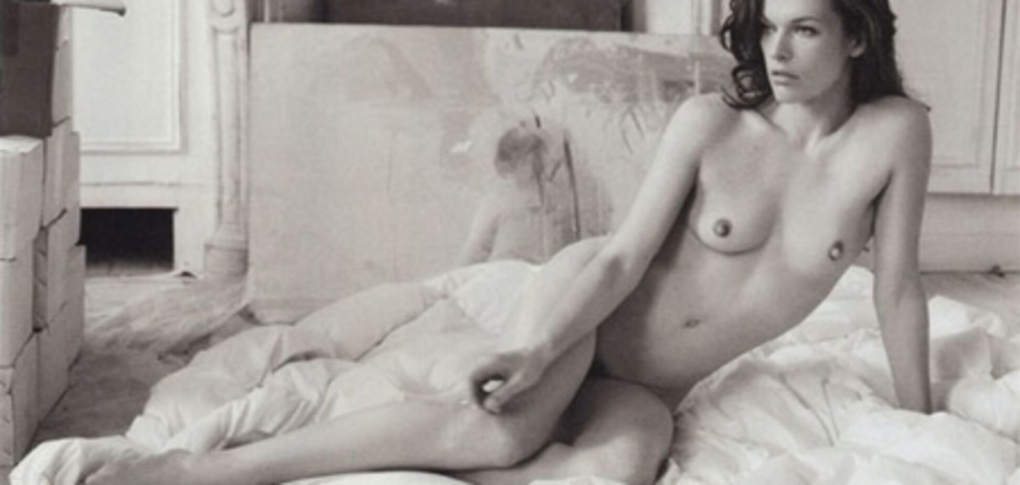 Милла Йовович без трусов