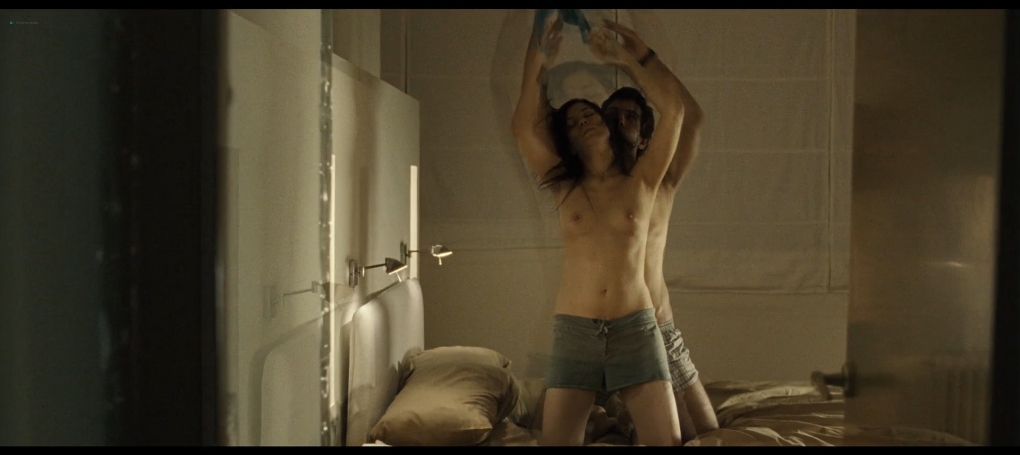 Марта Этура голая в фильме ожидание шторма