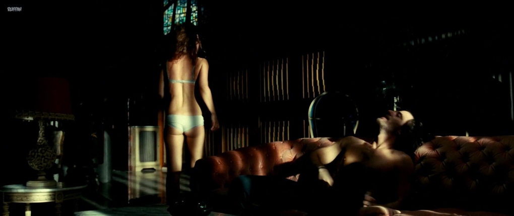 Marta e Bonade голышом и держит хуй