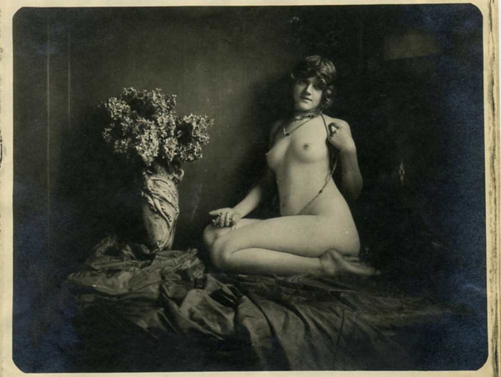 Голые женщины на сцене ретро