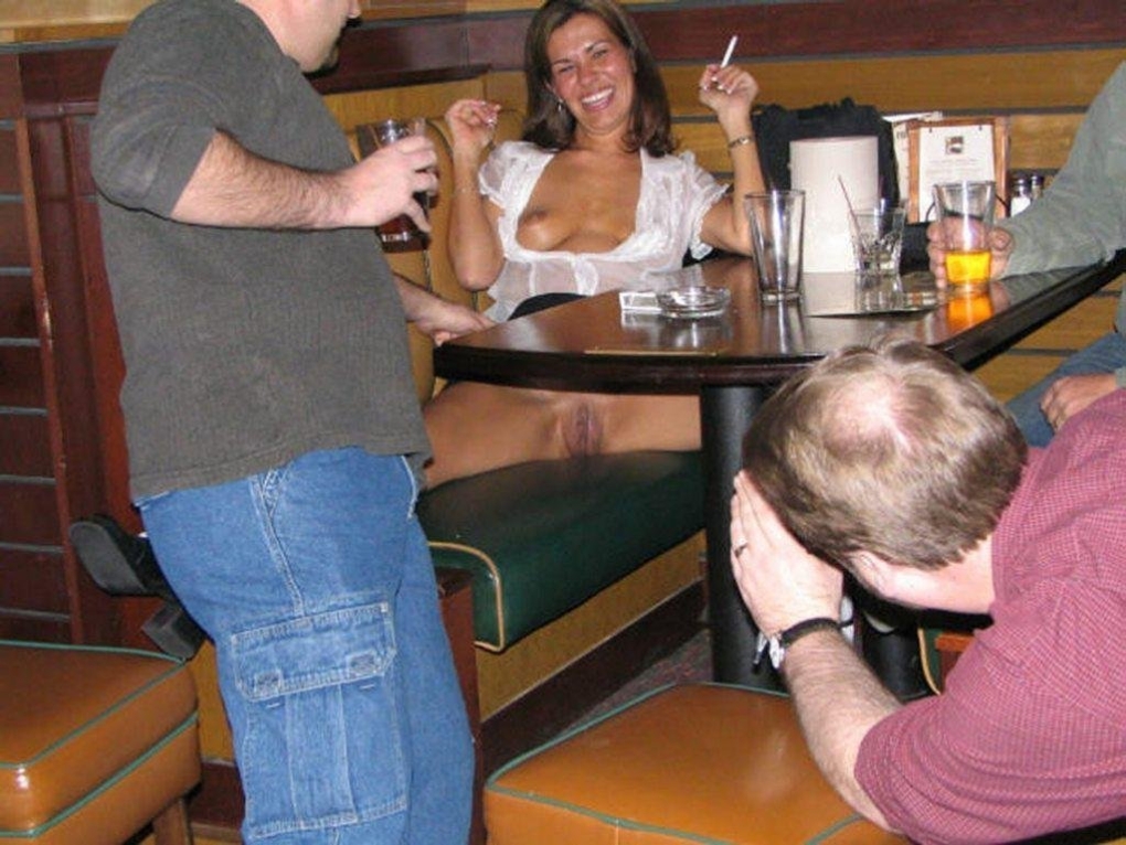 Девушка без трусиков в кафе