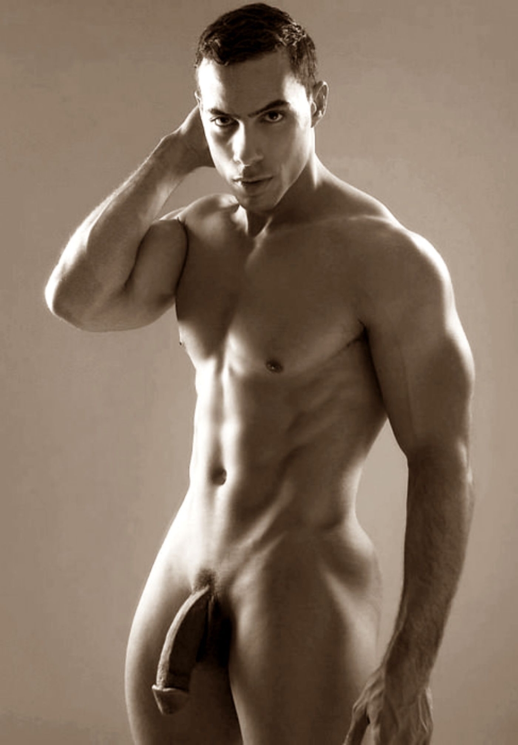 Красивый парень голый мокрый