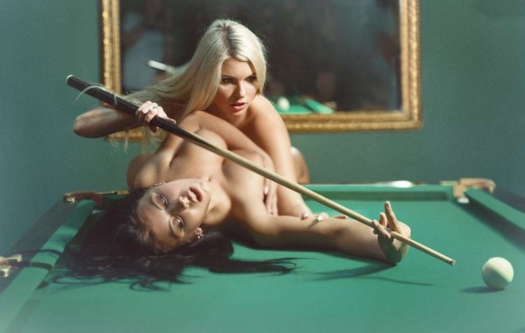 Официантки с голыми сиськами