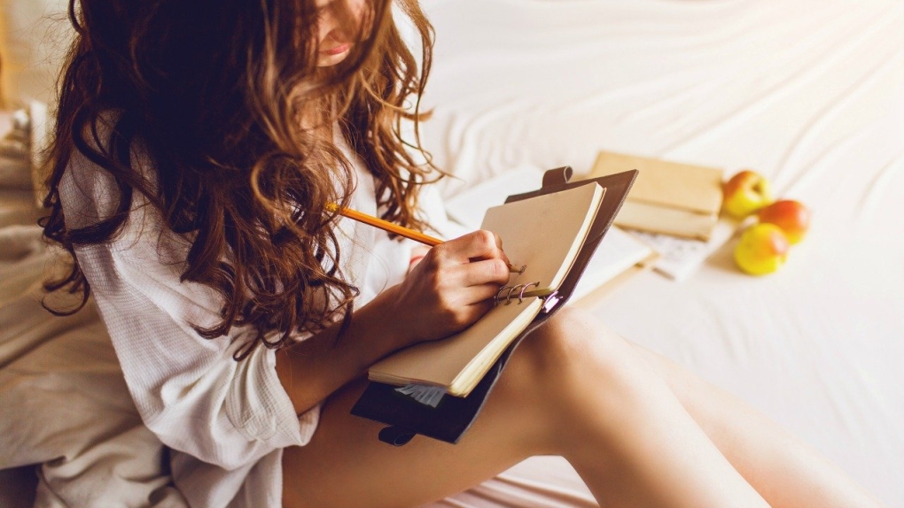 Женщина записывает в блокнот