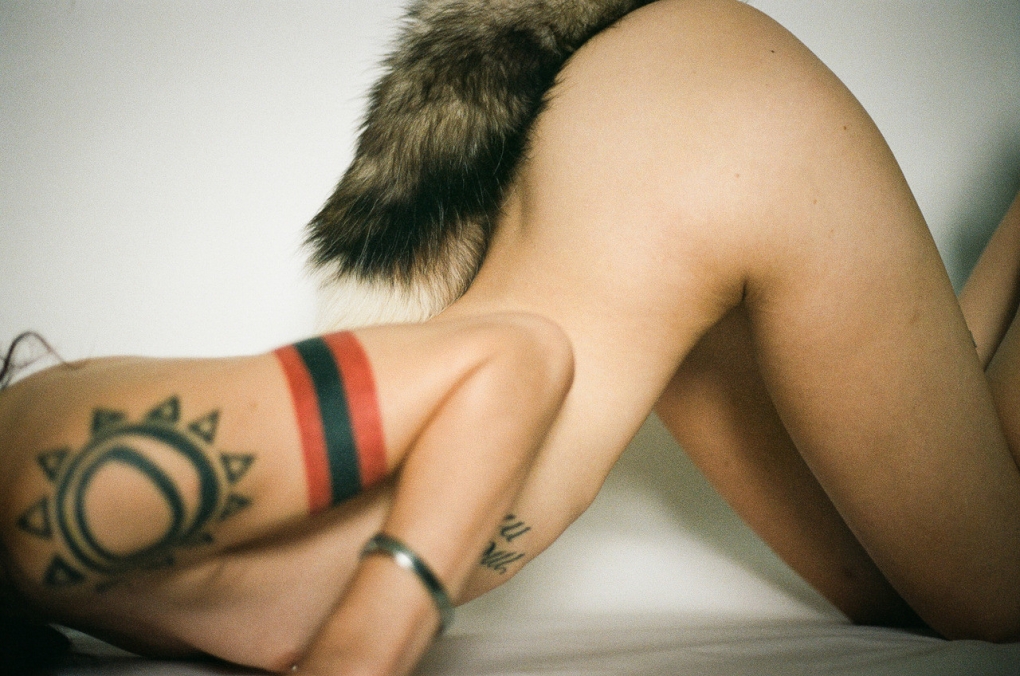 Девушка с хвостиком в попе