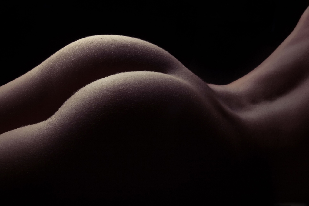 Красивые голые попки в мурашках