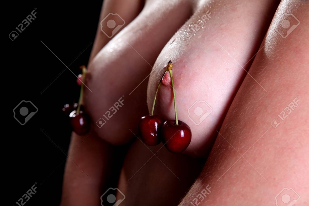 Девушка с вишенкой на клиторе