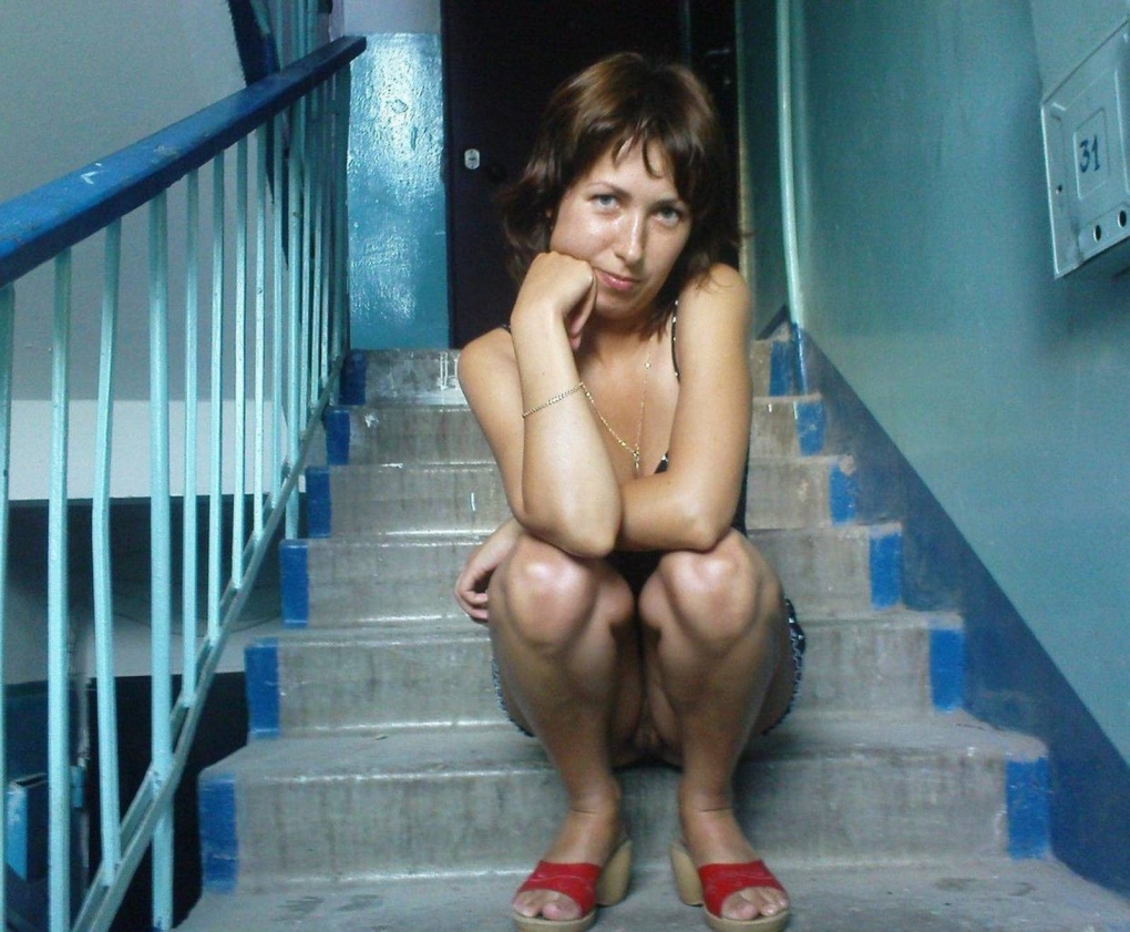 Голые телки в подъезде