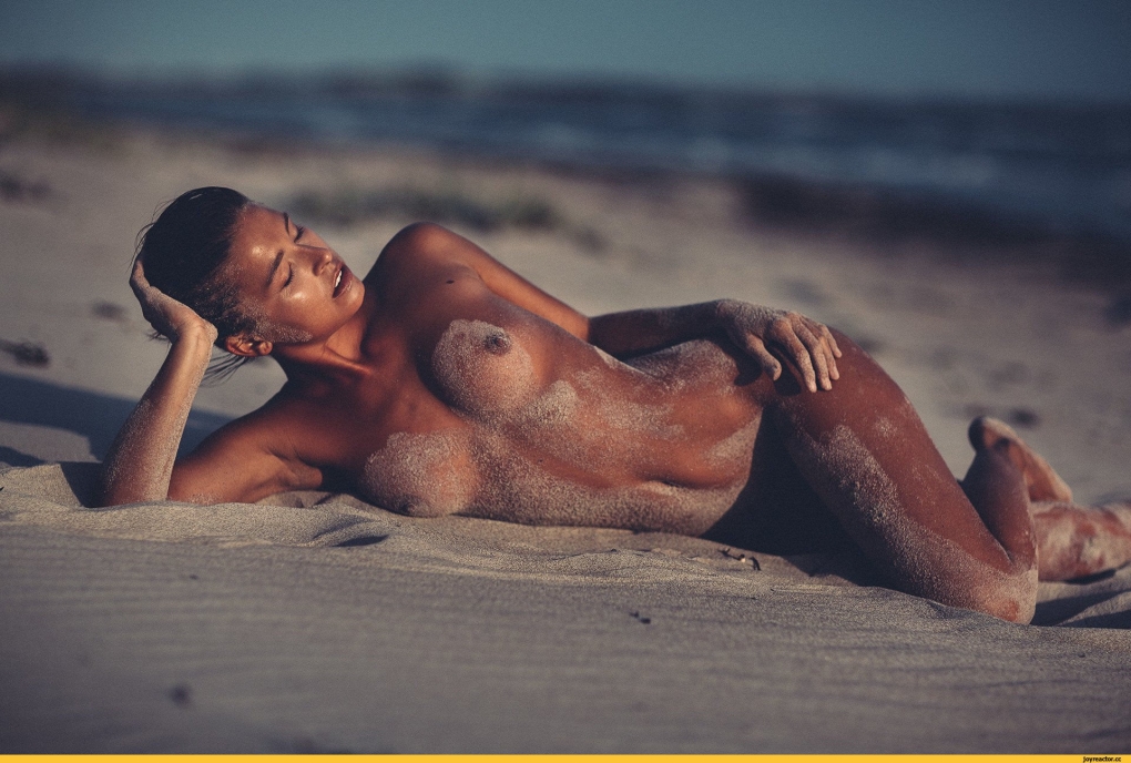 Девушки на пляже в стиле ню