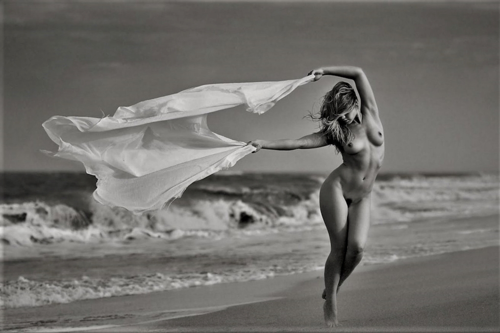 Загорелые девушки на пляже ню