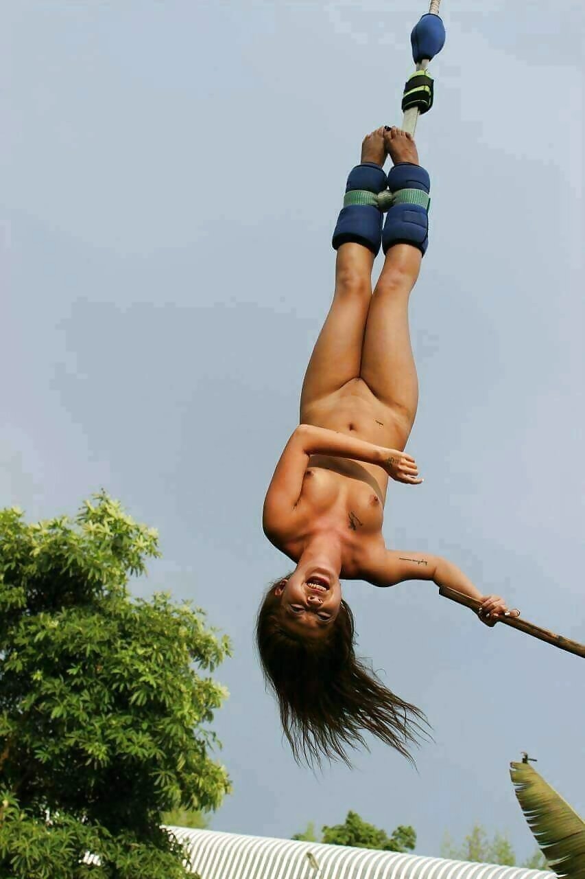 Голые женщины с поджатыми ногами