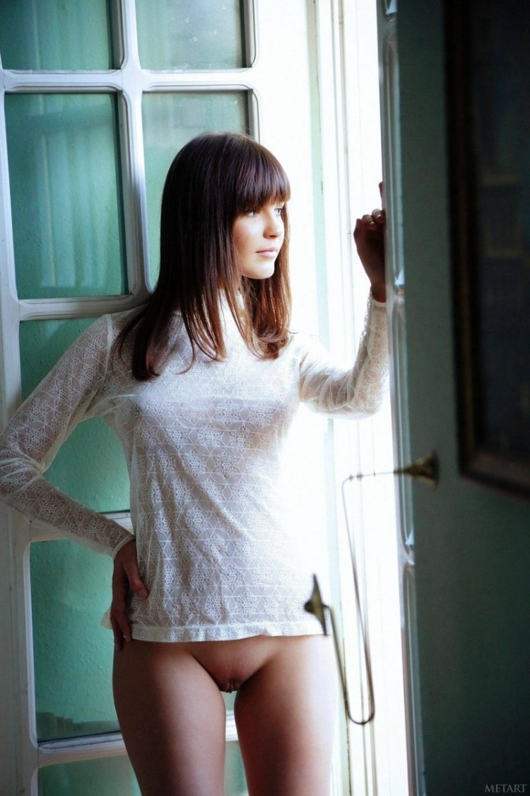 Девушки в длинных майках без трусов