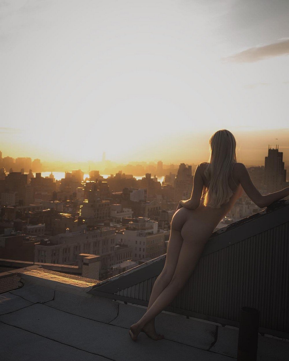Голые девушки загорают на крыше (62 фото)
