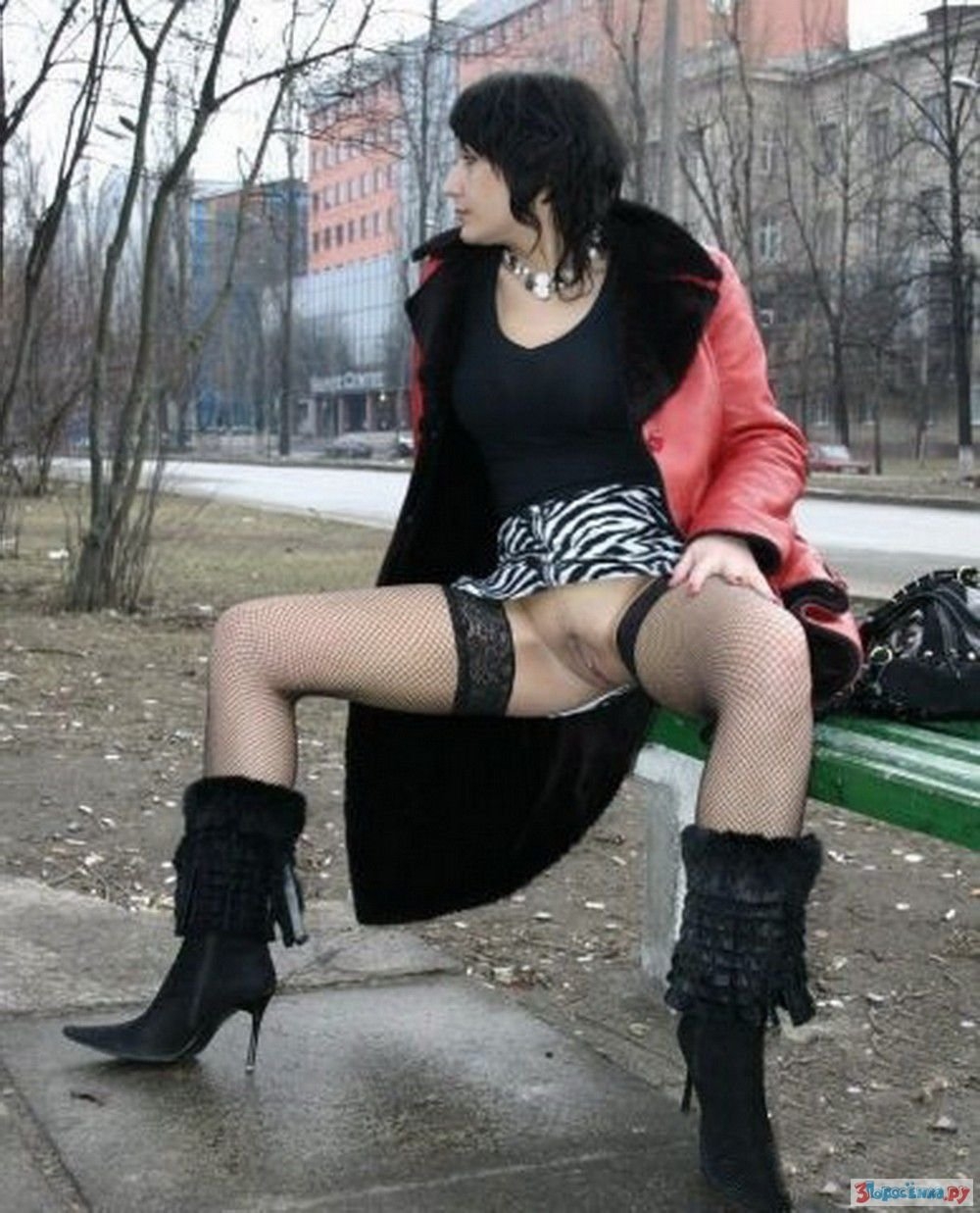 В колготках без трусов на природе