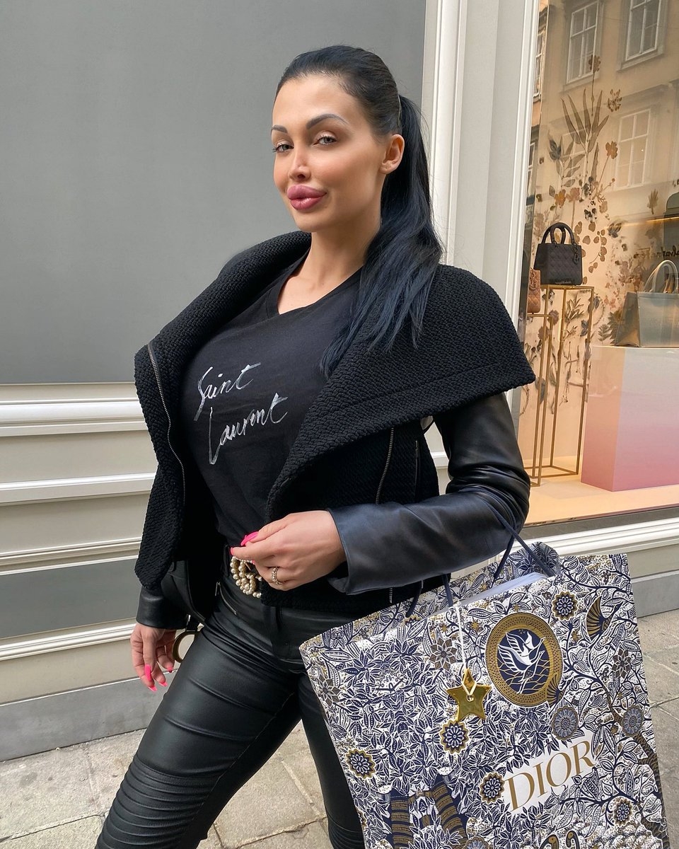 Девушка богиня океана