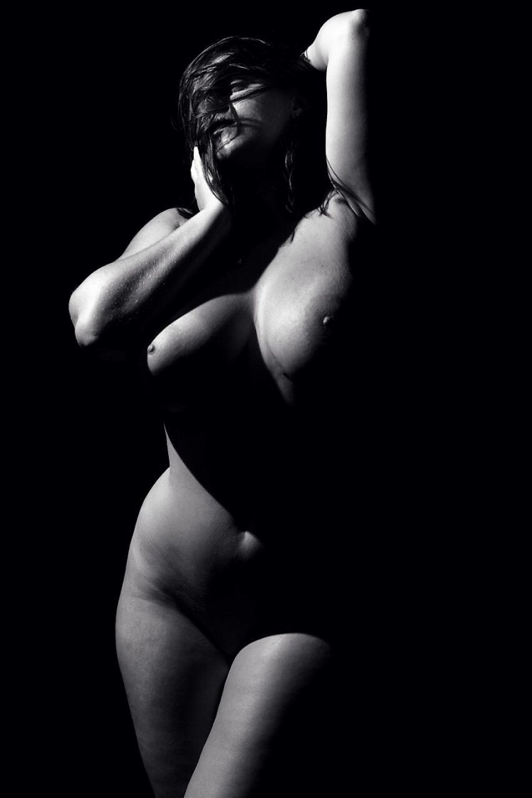 Ню на черном фоне