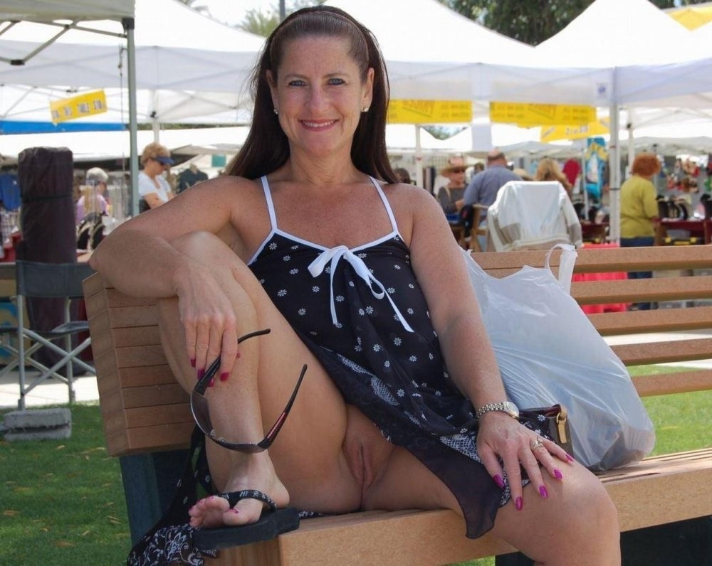 Засветы женских пилоток в публичных местах (62 фото)