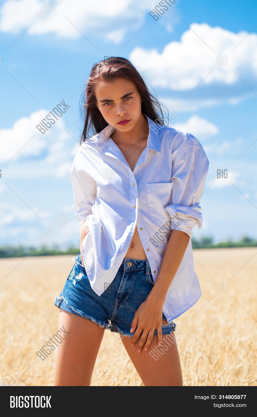 Девушка в белой рубашке и шортах