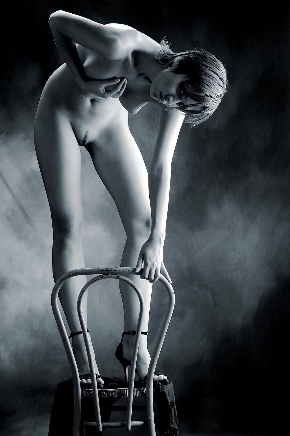 Эротические позы девушек стул