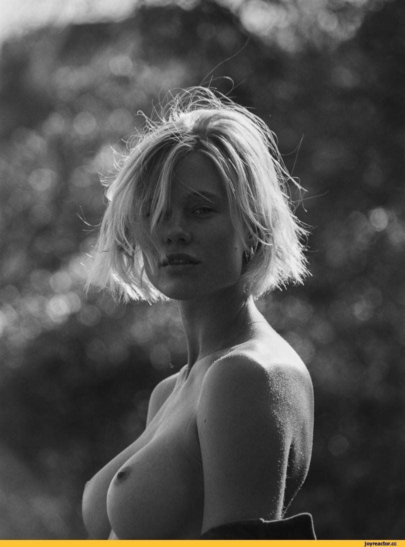 Голая молодая норвежка