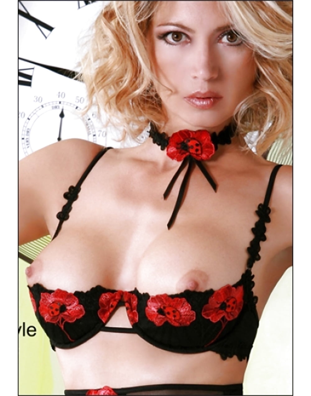 Женщина в бюстгальтере с открытыми сосками