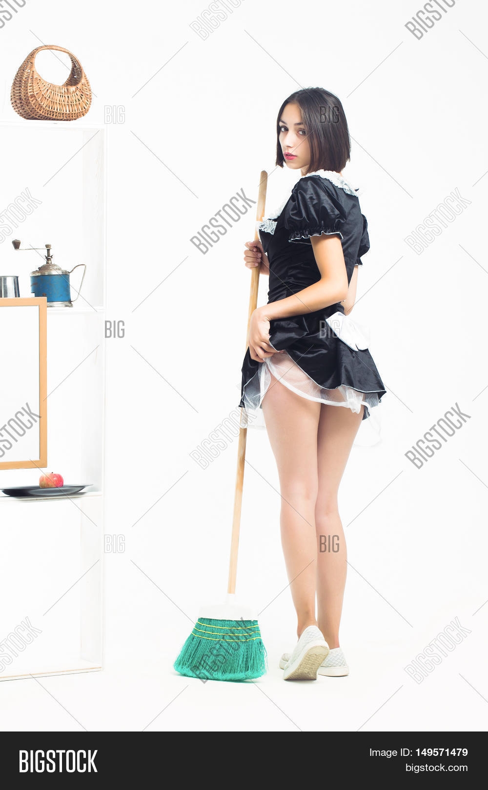 Девушка в фартуке на кухне