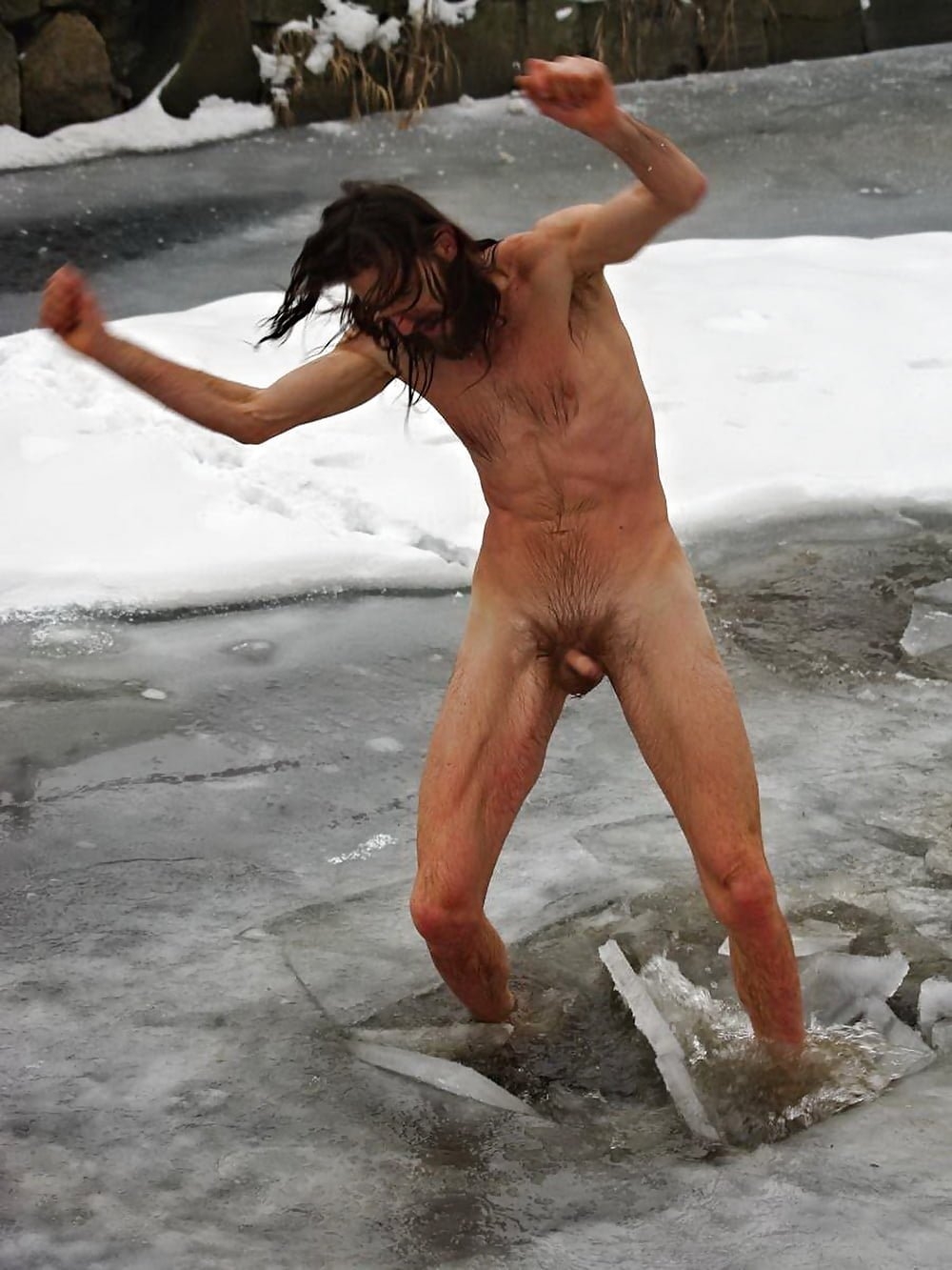 Мужики купаются голышом