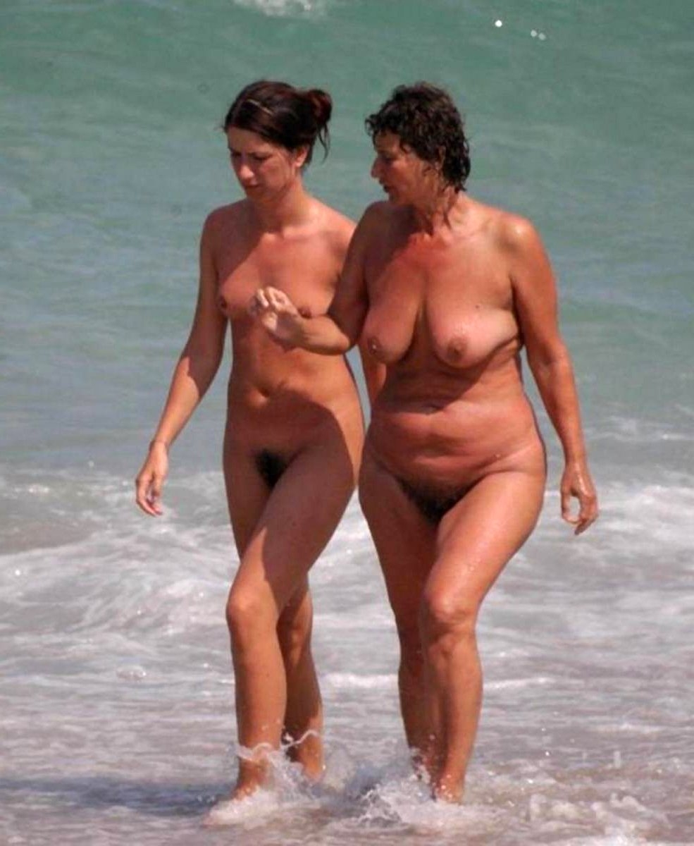 Голые девки с парнями на пляже